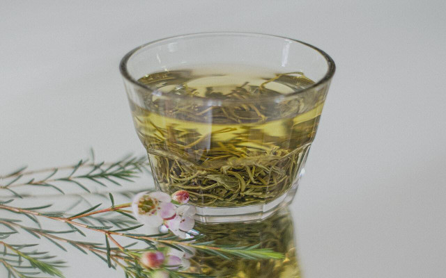 rosemary-tea-for-hair-works-best-as-a-concentrated-cc0-public-domain-unsplash-ag-zn-220528_download Rosemary water for hair works best as a concentrated rinse.