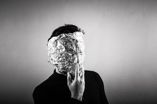 this-is-not-the-correct-way-to-dispose-of-aluminum-cc0-pixabay-splitshire-220826_download This is not the correct way to dispose of aluminum foil.