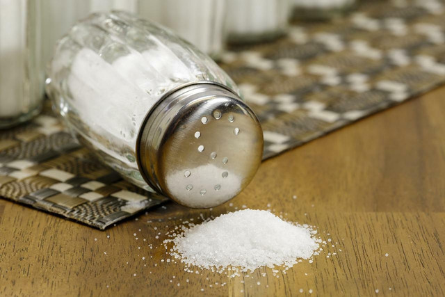 salt-will-absorb-your-sweat-and-keep-your-underarm-cc0-pixabay-bru-no-220817_download Salt will absorb your sweat and keep your underarms dry.