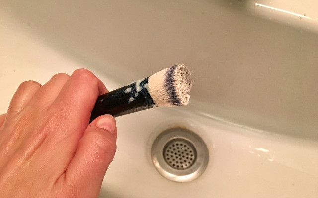 How to wash makeup brushes clean best way How to wash makeup brushes best way
